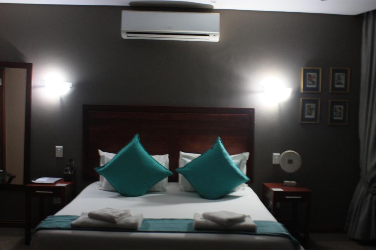 Over The Moon Guesthouse Γιοχάνεσμπουργκ Εξωτερικό φωτογραφία
