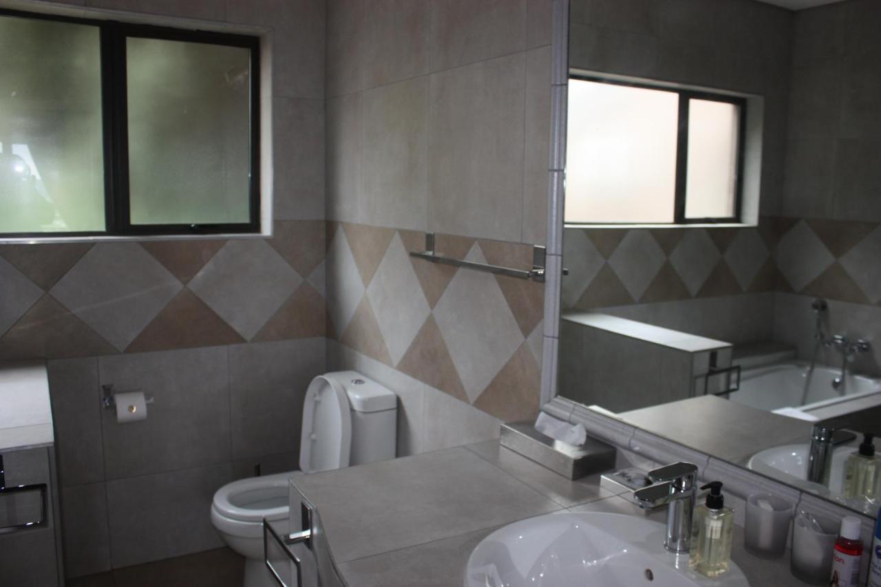 Over The Moon Guesthouse Γιοχάνεσμπουργκ Εξωτερικό φωτογραφία