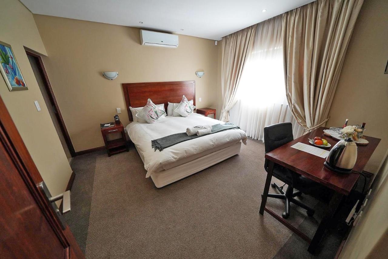 Over The Moon Guesthouse Γιοχάνεσμπουργκ Εξωτερικό φωτογραφία